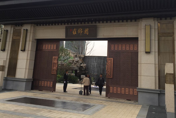 沈陽銅門成為富豪別墅的門面，誰在背后推動？