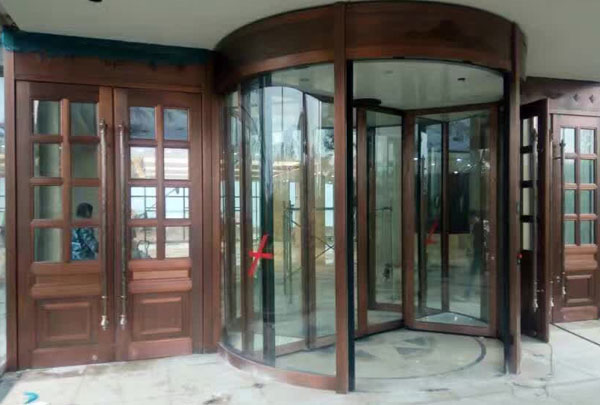 沈陽(yáng)旋轉(zhuǎn)銅門：設(shè)計(jì)美學(xué)與實(shí)用性的完美結(jié)合